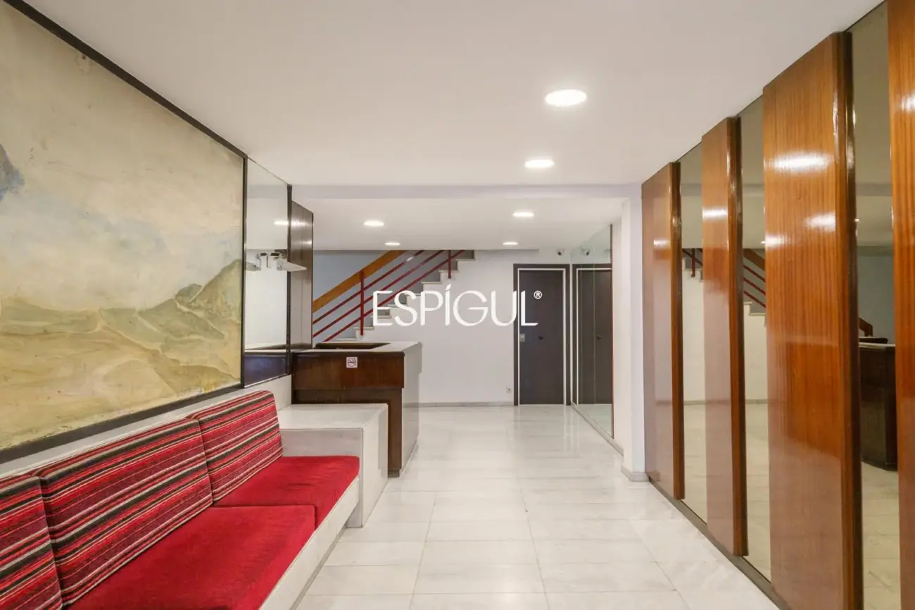 Piso con magnífica terraza a tres vientos totalmente reformado en l’Eixample.