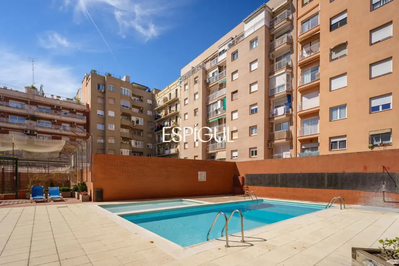 Piso con magnífica terraza a tres vientos totalmente reformado en l’Eixample.