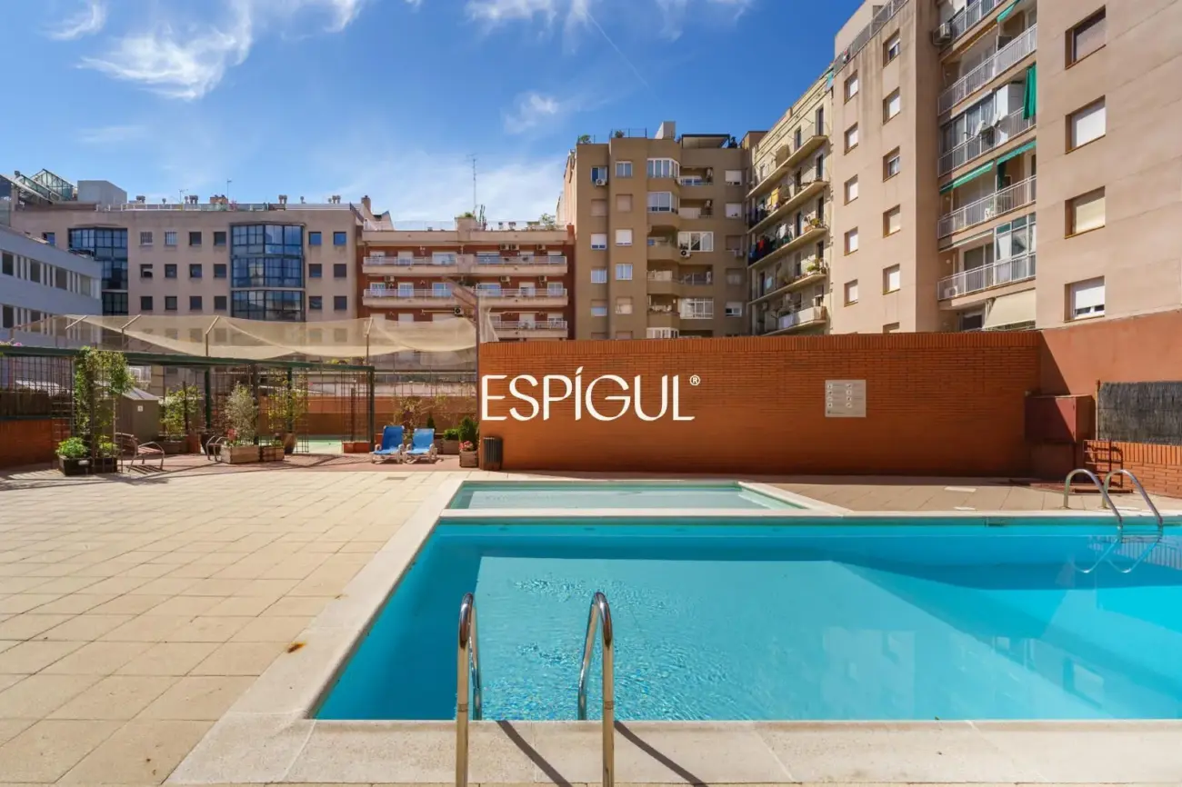 Piso con magnífica terraza a tres vientos totalmente reformado en l’Eixample.