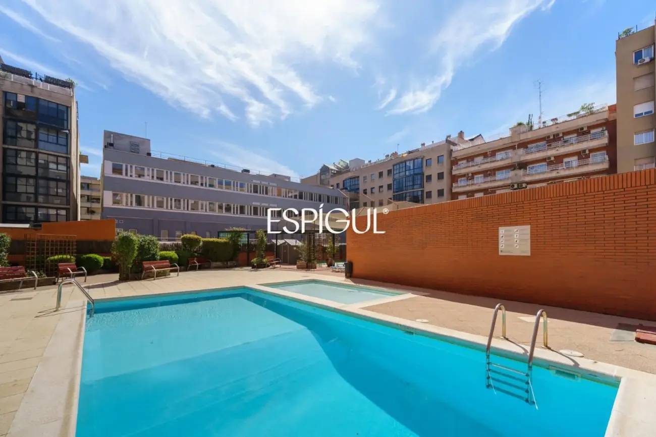 Piso con magnífica terraza a tres vientos totalmente reformado en l’Eixample.