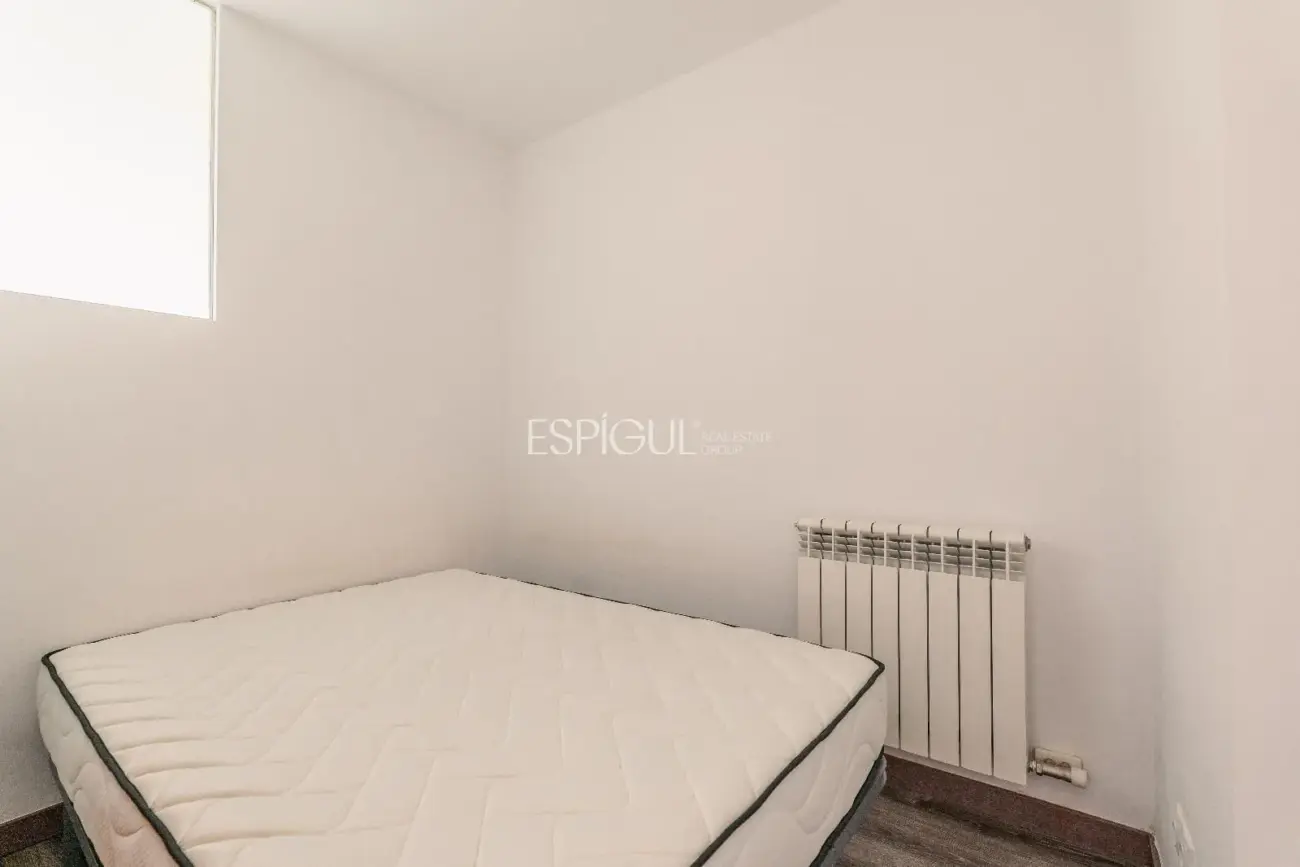 1-bedroom apartment in central Girona with a large terrace, ideal for investors