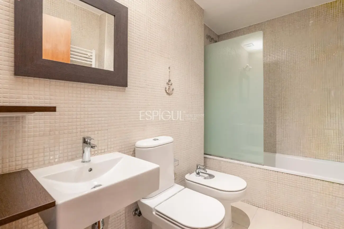 1-bedroom apartment in central Girona with a large terrace, ideal for investors