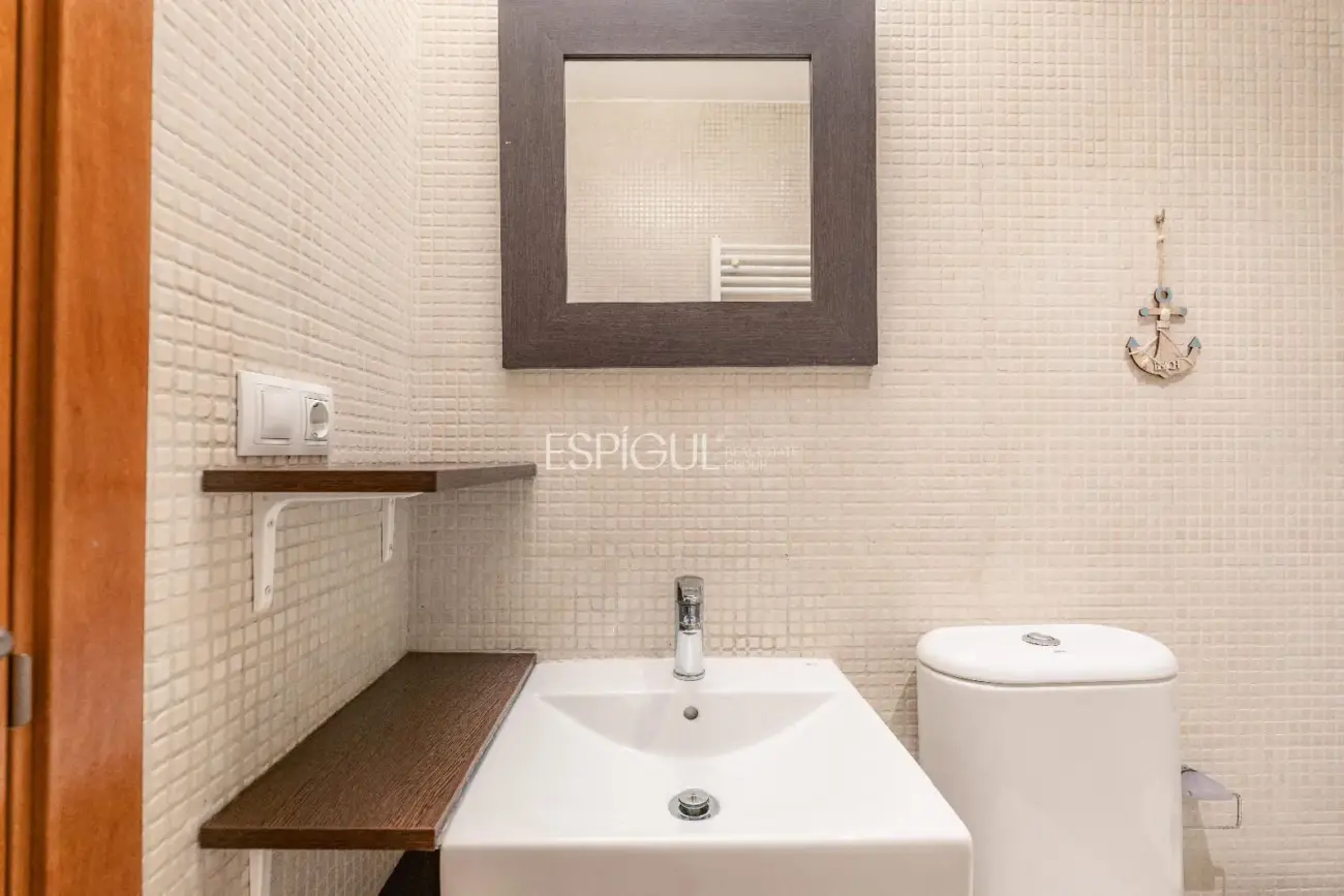 1-bedroom apartment in central Girona with a large terrace, ideal for investors