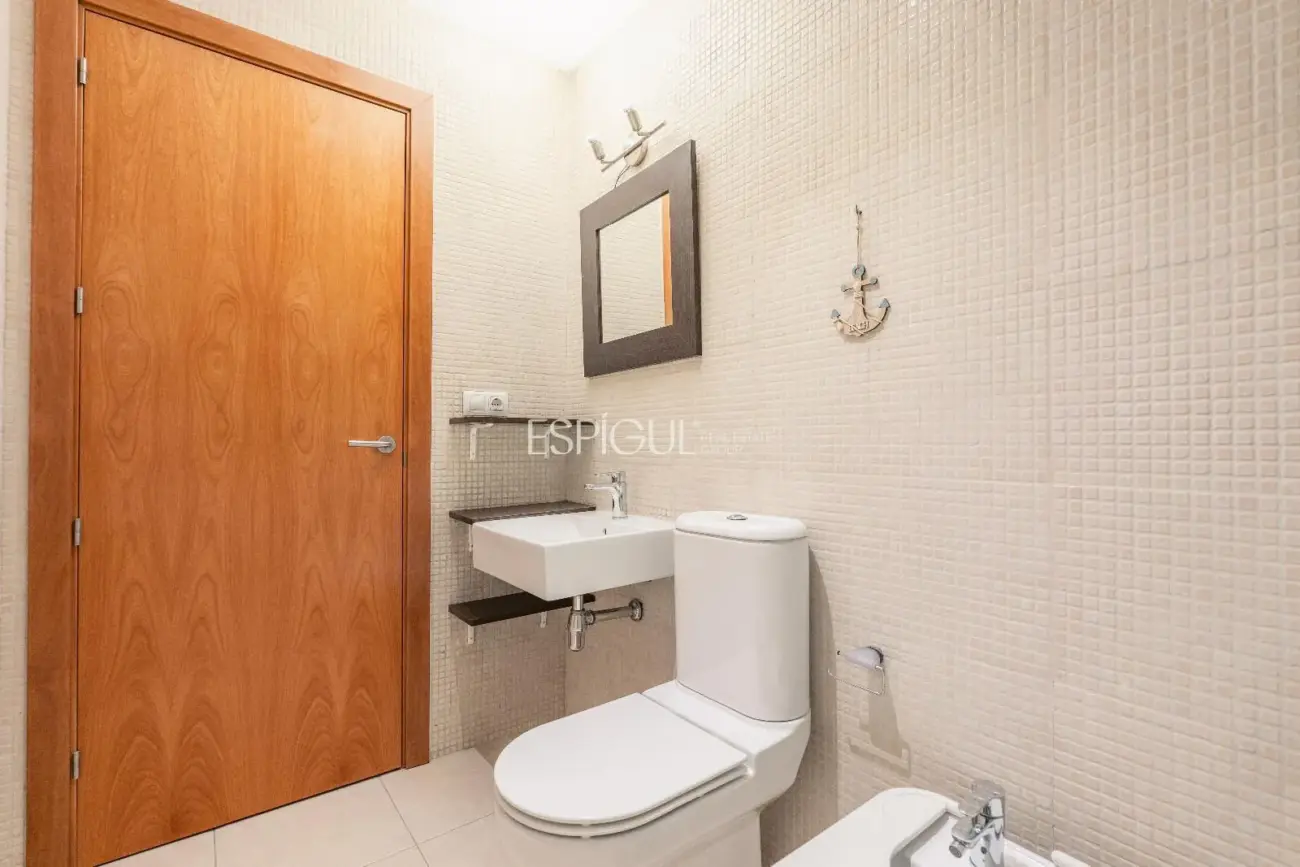 1-bedroom apartment in central Girona with a large terrace, ideal for investors