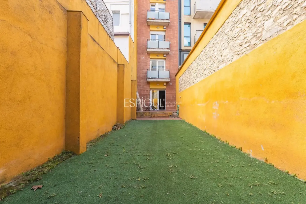 1-bedroom apartment in central Girona with a large terrace, ideal for investors