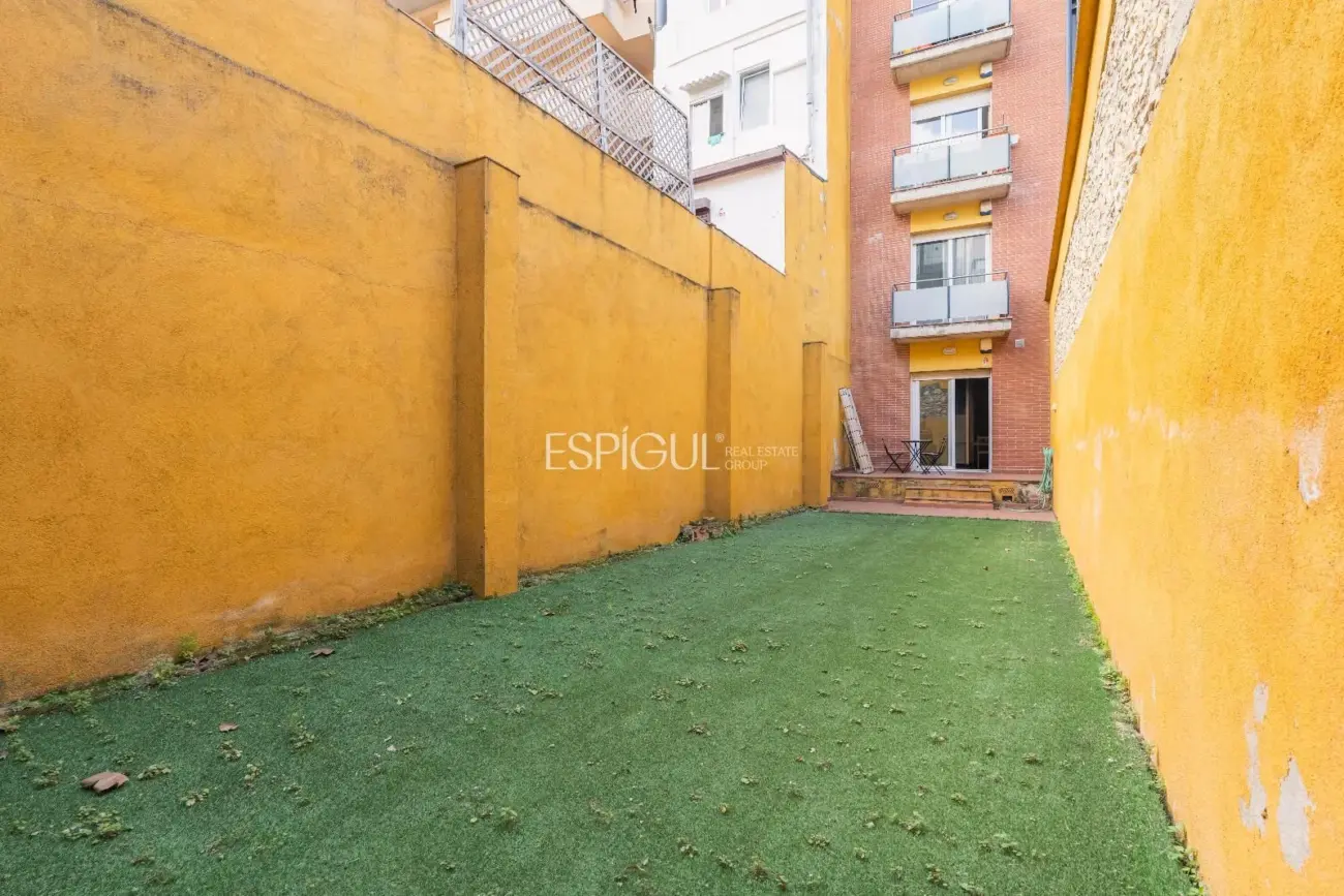 1-bedroom apartment in central Girona with a large terrace, ideal for investors