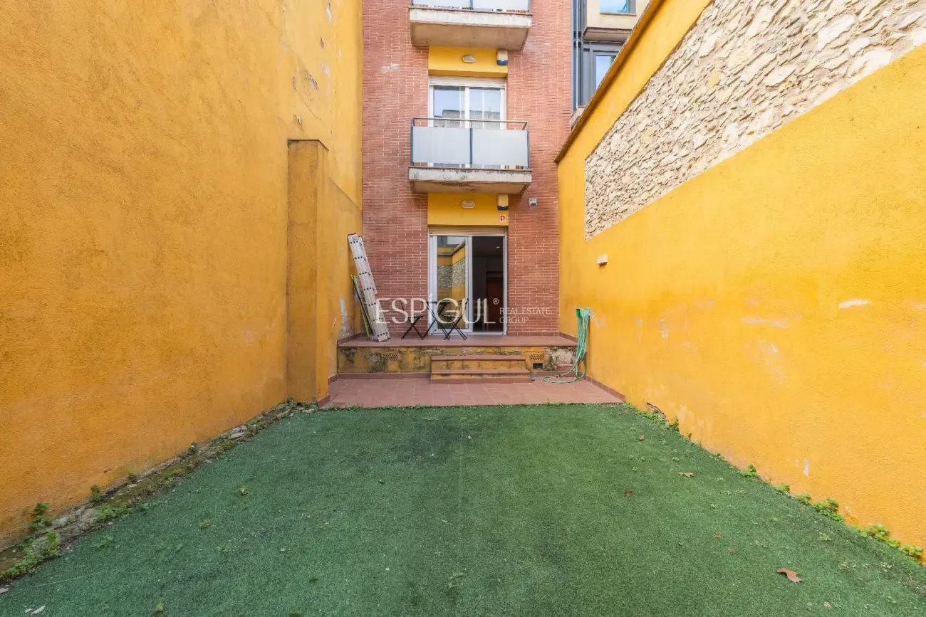 1-bedroom apartment in central Girona with a large terrace, ideal for investors