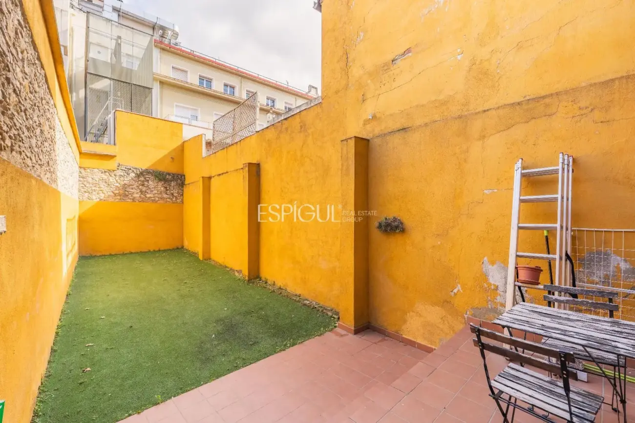 1-bedroom apartment in central Girona with a large terrace, ideal for investors