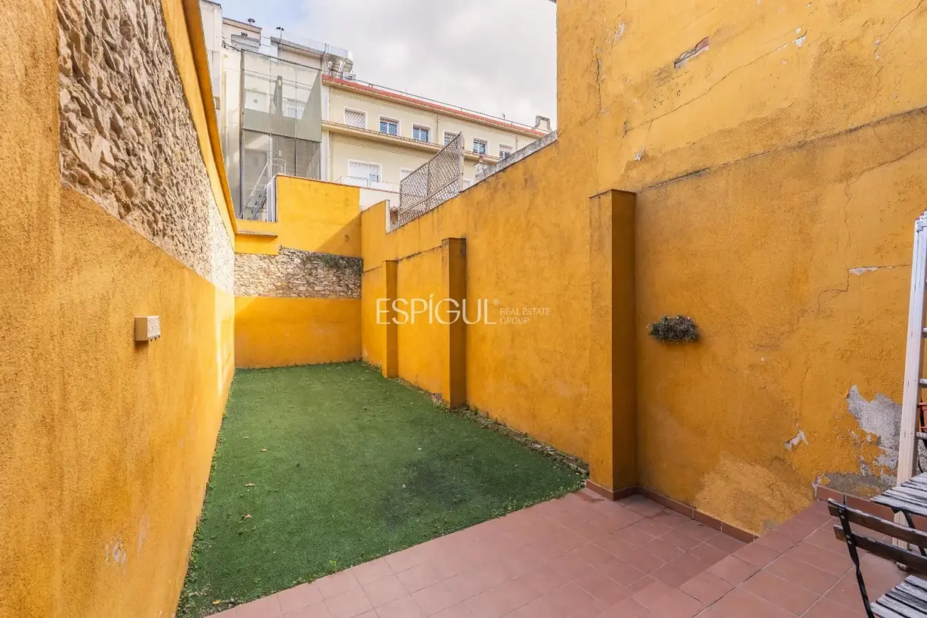 1-bedroom apartment in central Girona with a large terrace, ideal for investors