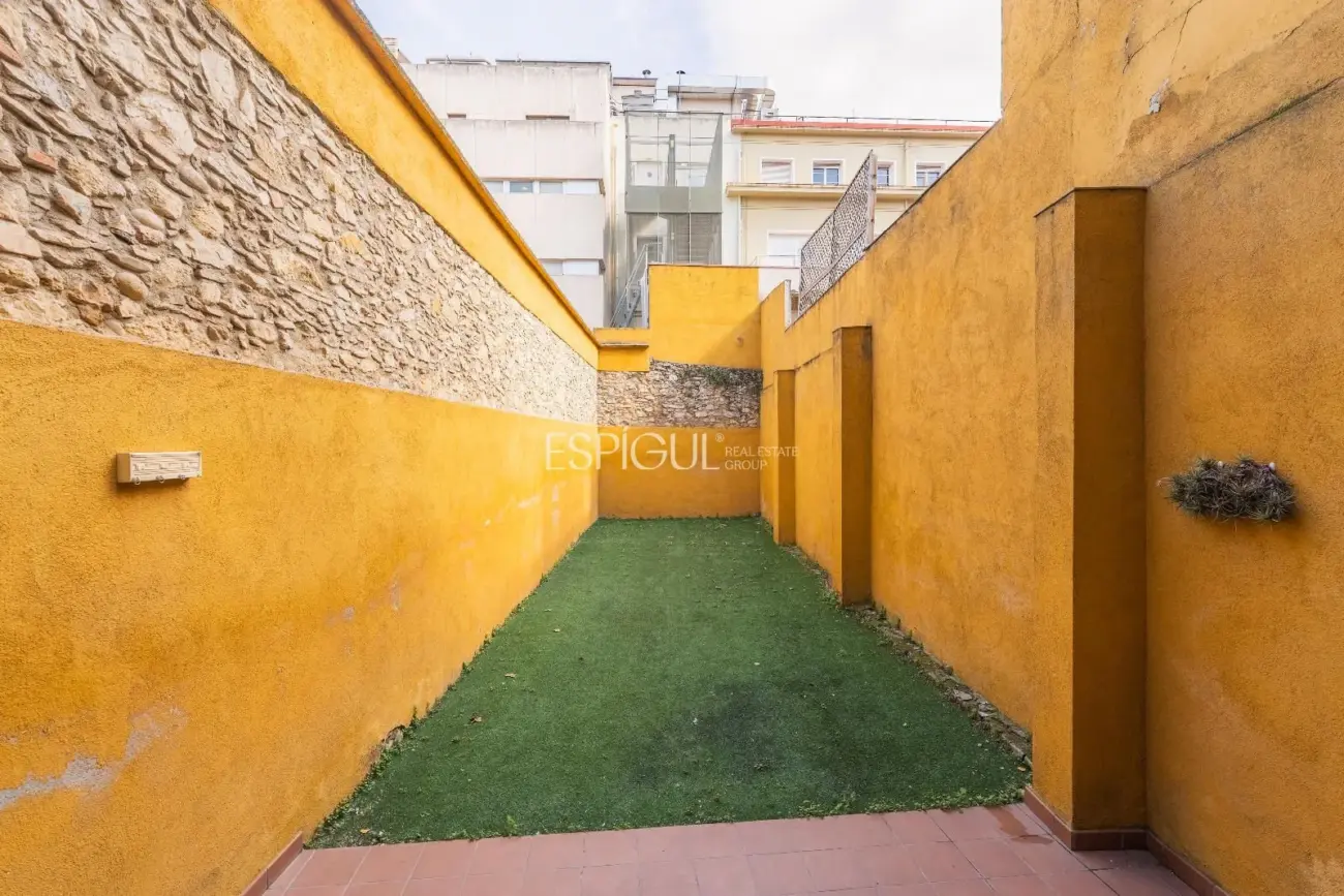 1-bedroom apartment in central Girona with a large terrace, ideal for investors