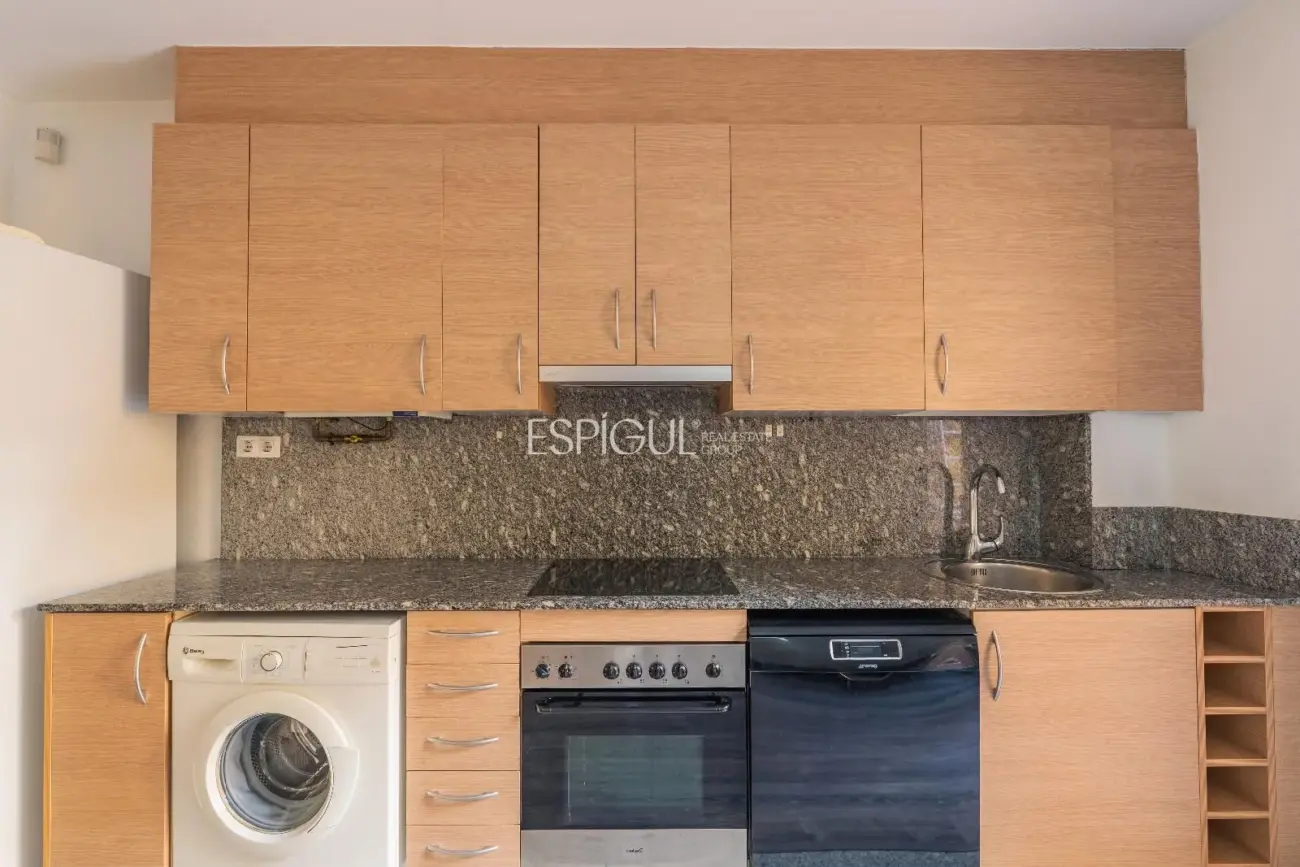 1-bedroom apartment in central Girona with a large terrace, ideal for investors