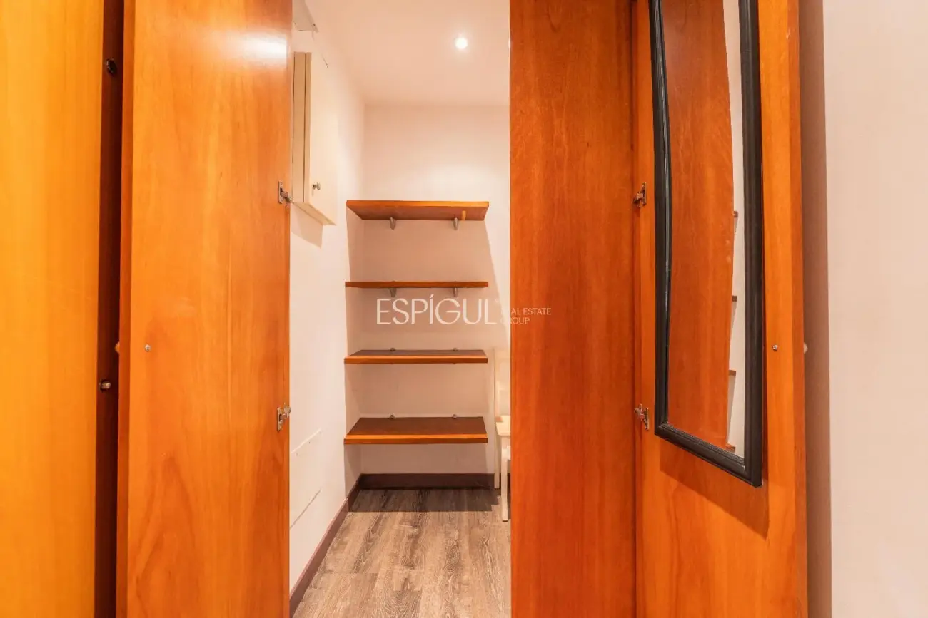 1-bedroom apartment in central Girona with a large terrace, ideal for investors