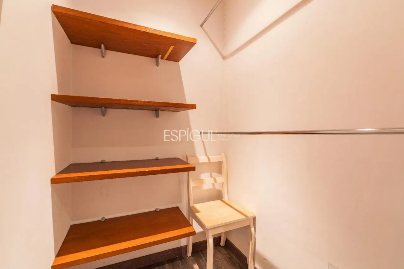 1-bedroom apartment in central Girona with a large terrace, ideal for investors