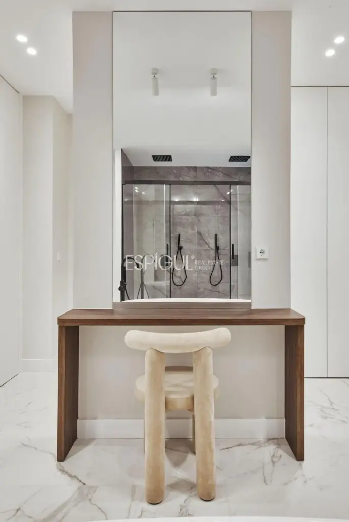 Exterior apartment for sale in Recoletos, Salamanca district.