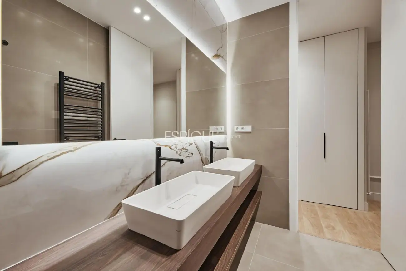 Exterior apartment for sale in Recoletos, Salamanca district.