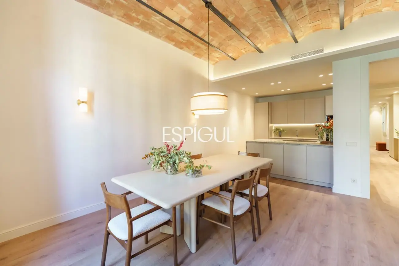 Piso reformado con carácter en la Dreta de l’Eixample junto a Paseo de Gràcia