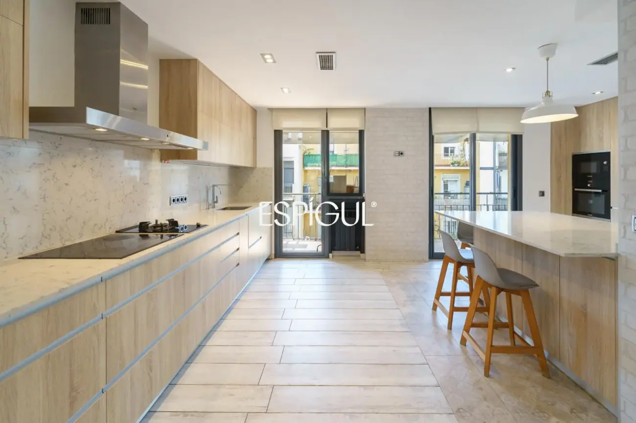 Vivienda larga estancia en el barrio de Les Corts, situada en una finca con zona comunitaria y piscina.