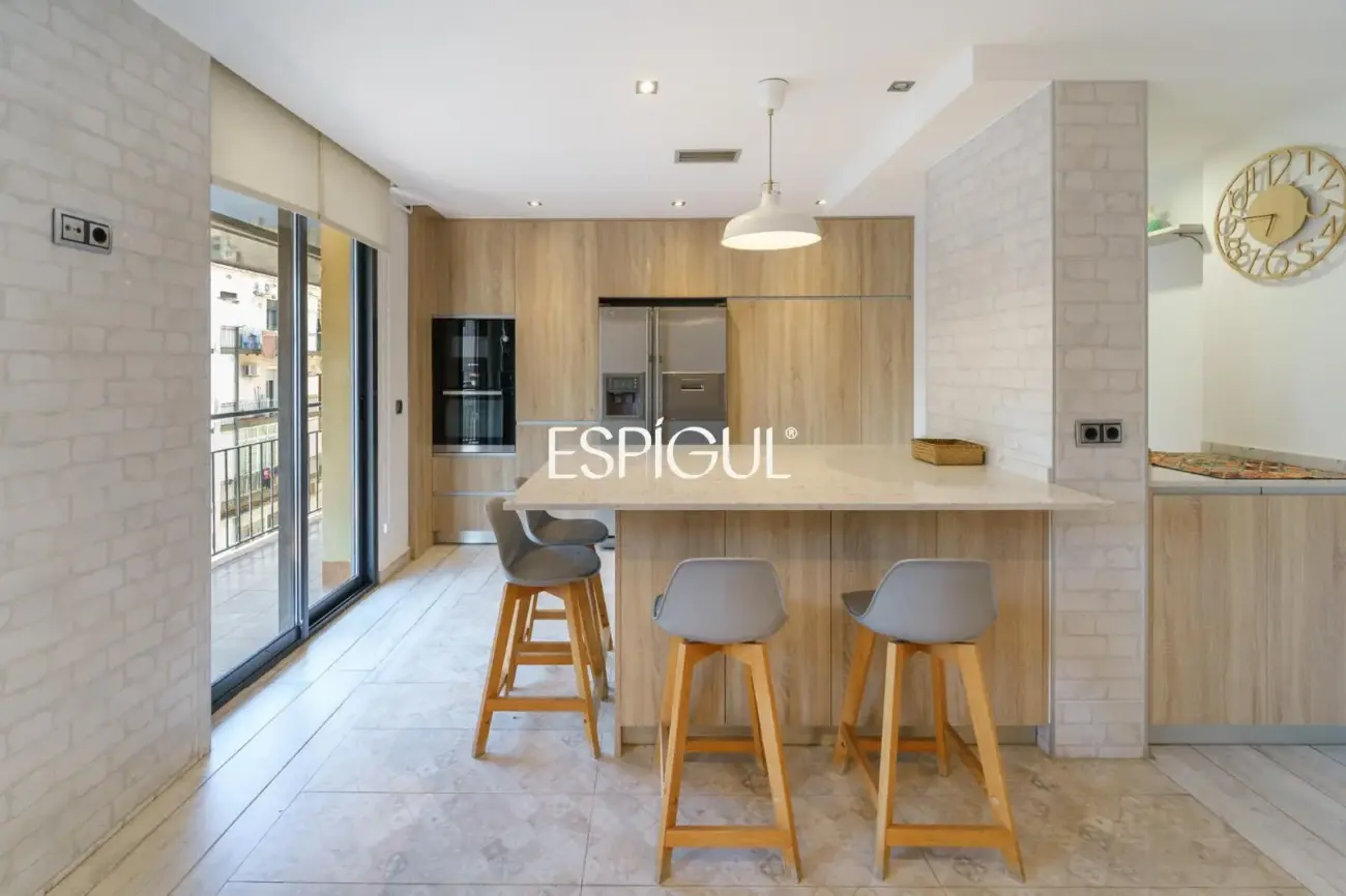 Vivienda larga estancia en el barrio de Les Corts, situada en una finca con zona comunitaria y piscina.