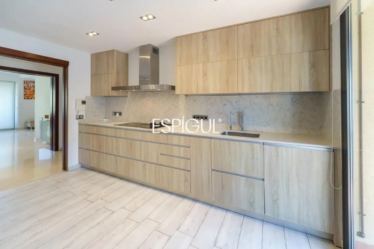 Vivienda larga estancia en el barrio de Les Corts, situada en una finca con zona comunitaria y piscina.