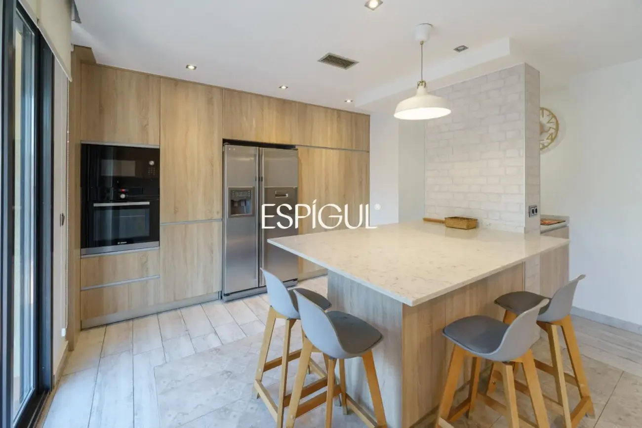 Vivienda larga estancia en el barrio de Les Corts, situada en una finca con zona comunitaria y piscina.