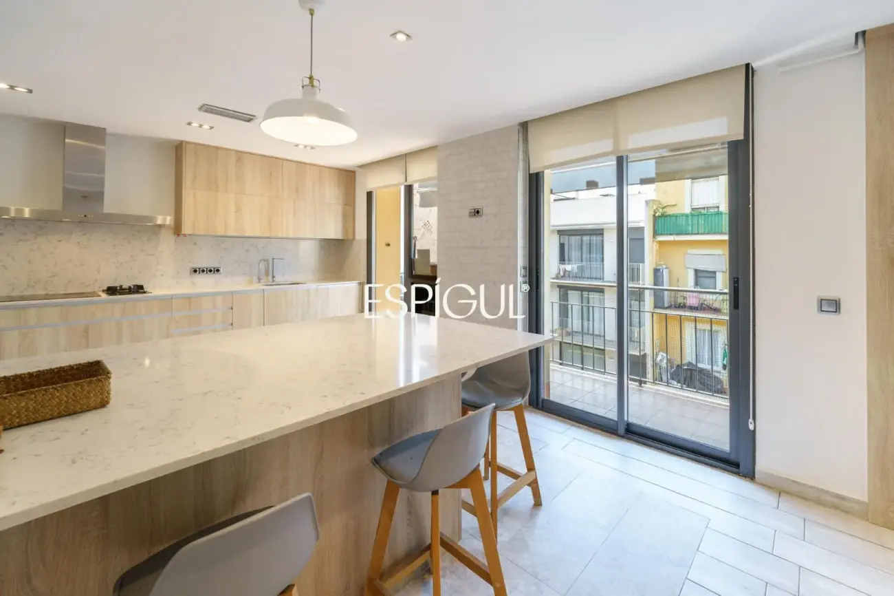 Vivienda larga estancia en el barrio de Les Corts, situada en una finca con zona comunitaria y piscina.