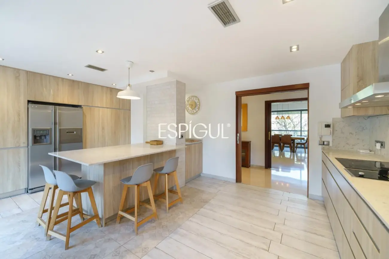 Vivienda larga estancia en el barrio de Les Corts, situada en una finca con zona comunitaria y piscina.