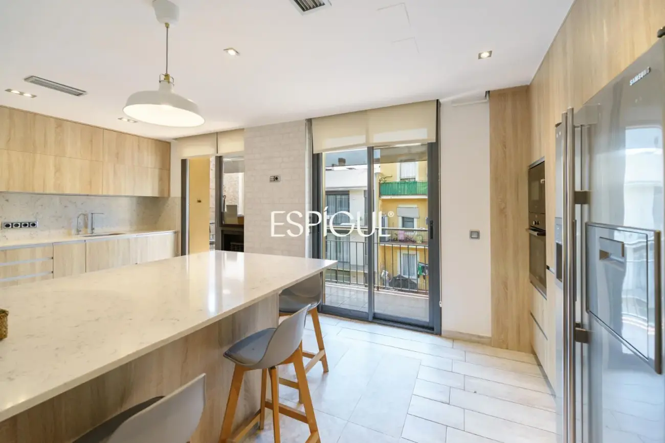 Vivienda larga estancia en el barrio de Les Corts, situada en una finca con zona comunitaria y piscina.