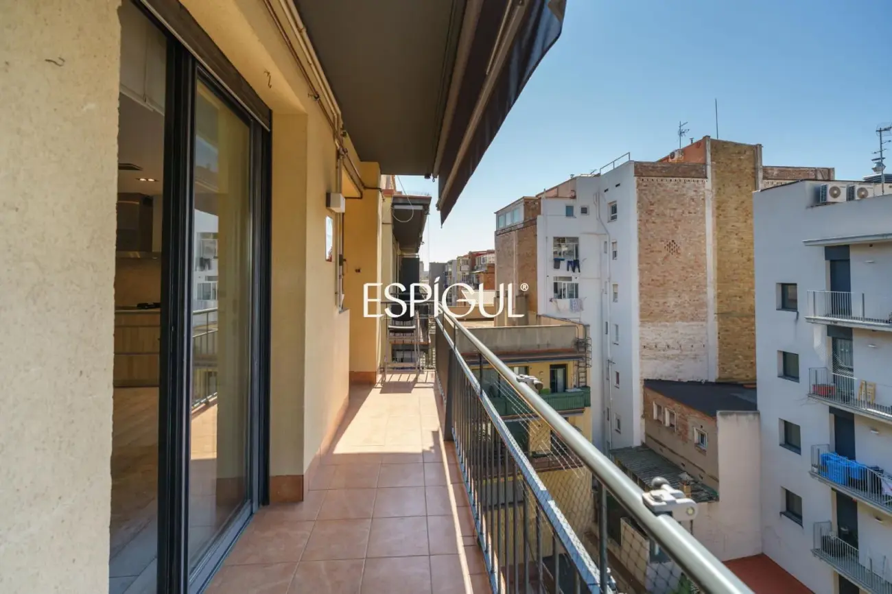 Vivienda larga estancia en el barrio de Les Corts, situada en una finca con zona comunitaria y piscina.