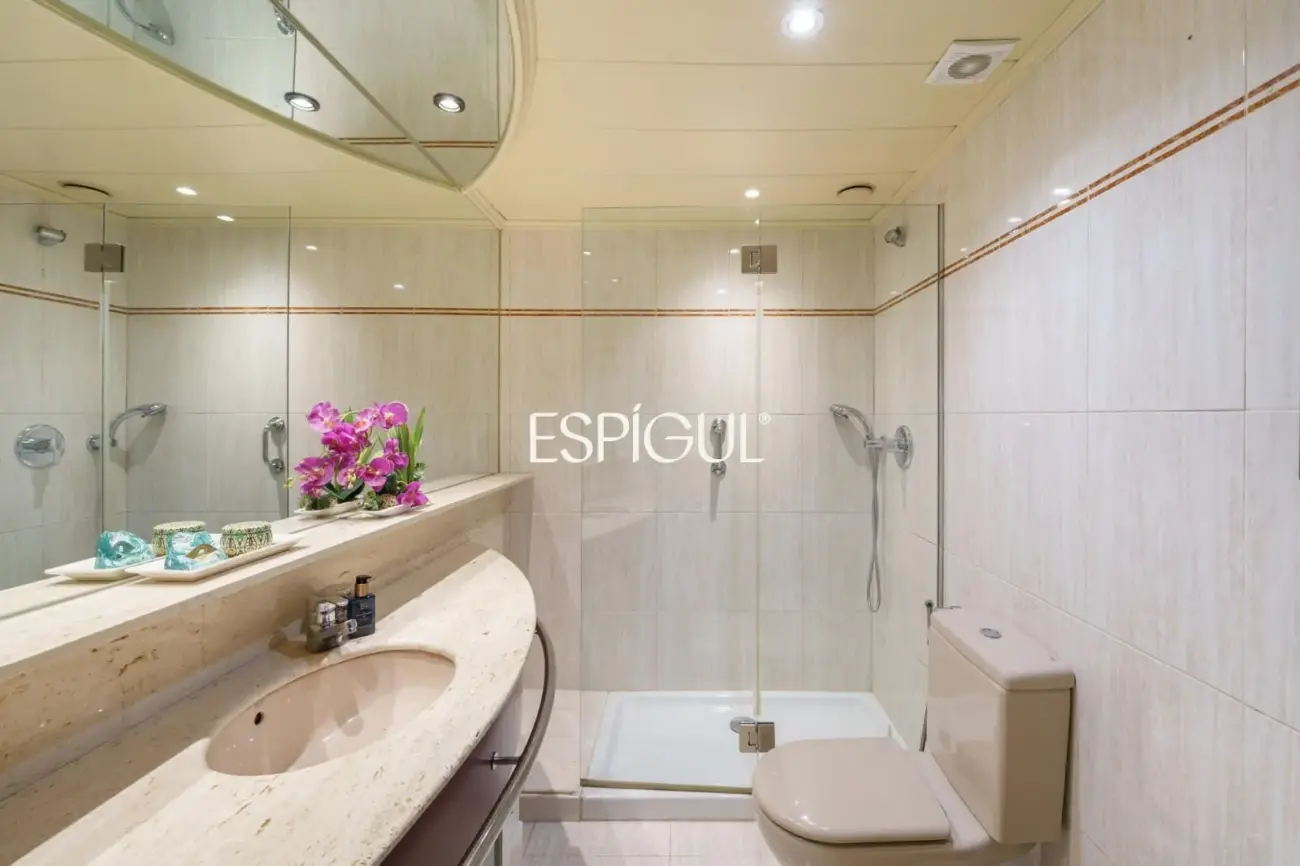 Vivienda larga estancia en el barrio de Les Corts, situada en una finca con zona comunitaria y piscina.