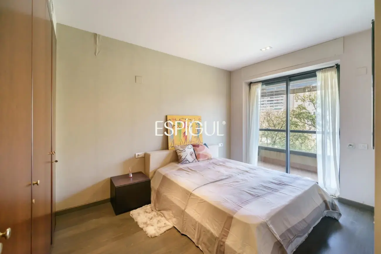 Vivienda larga estancia en el barrio de Les Corts, situada en una finca con zona comunitaria y piscina.