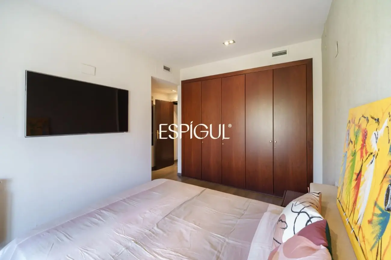 Vivienda larga estancia en el barrio de Les Corts, situada en una finca con zona comunitaria y piscina.