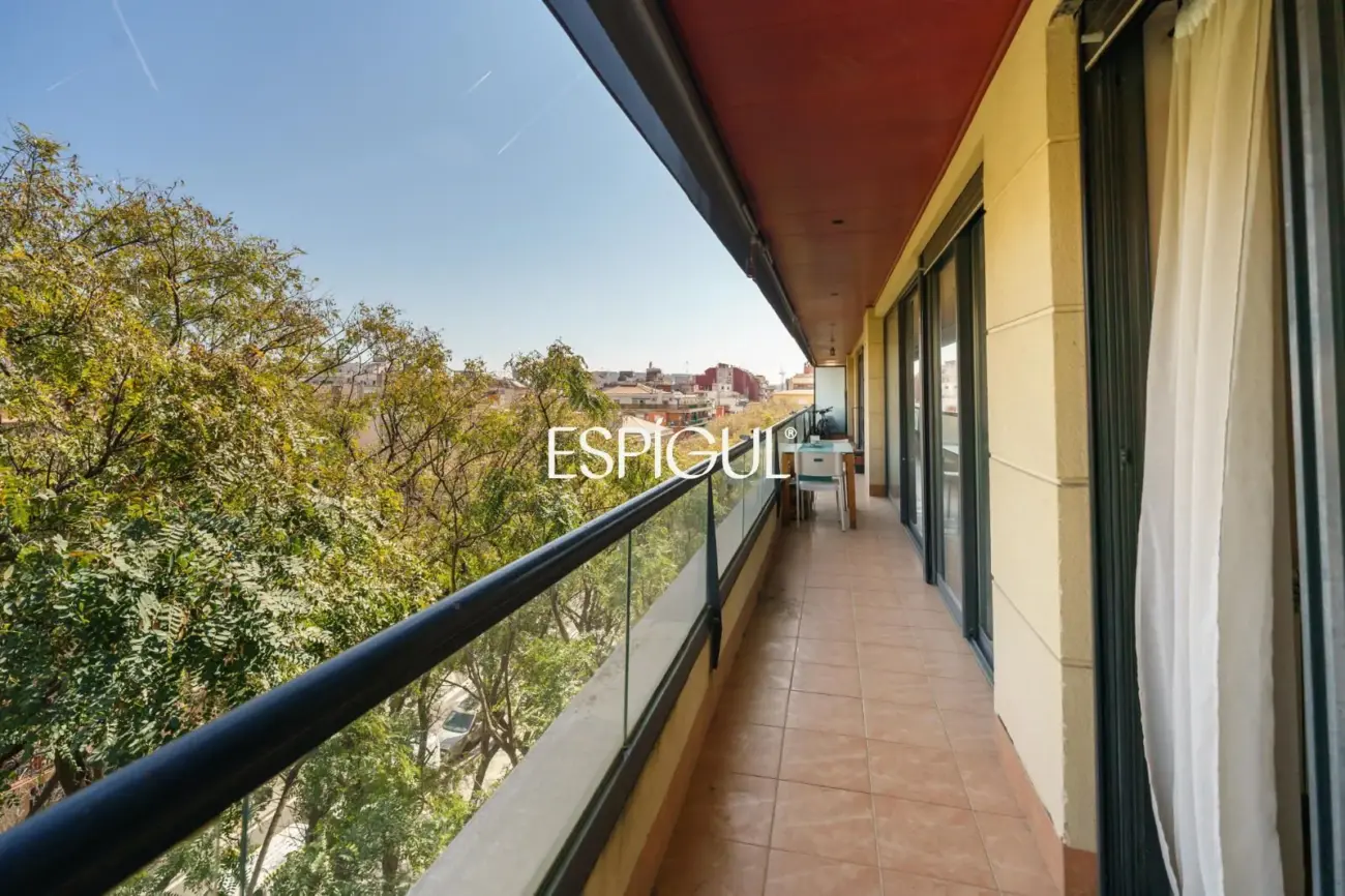 Vivienda larga estancia en el barrio de Les Corts, situada en una finca con zona comunitaria y piscina.