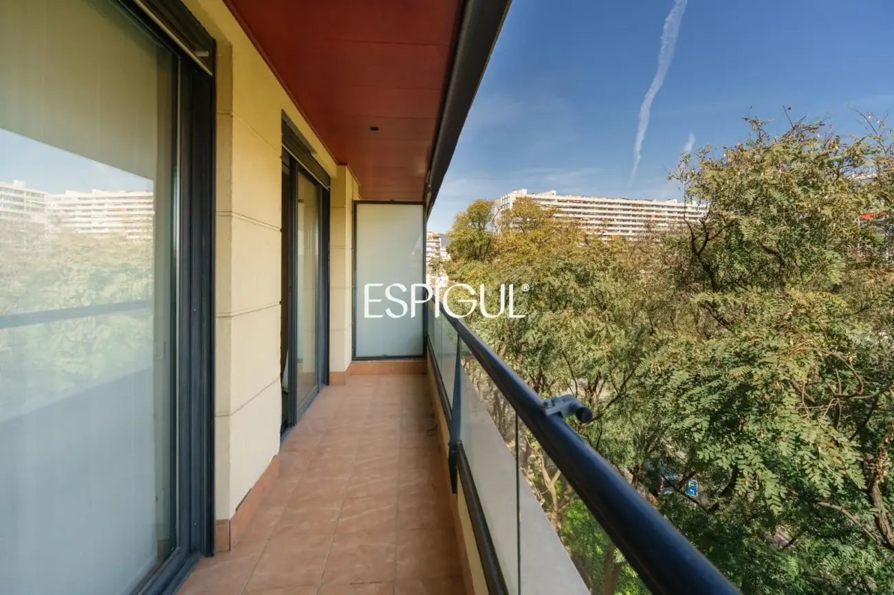 Vivienda larga estancia en el barrio de Les Corts, situada en una finca con zona comunitaria y piscina.
