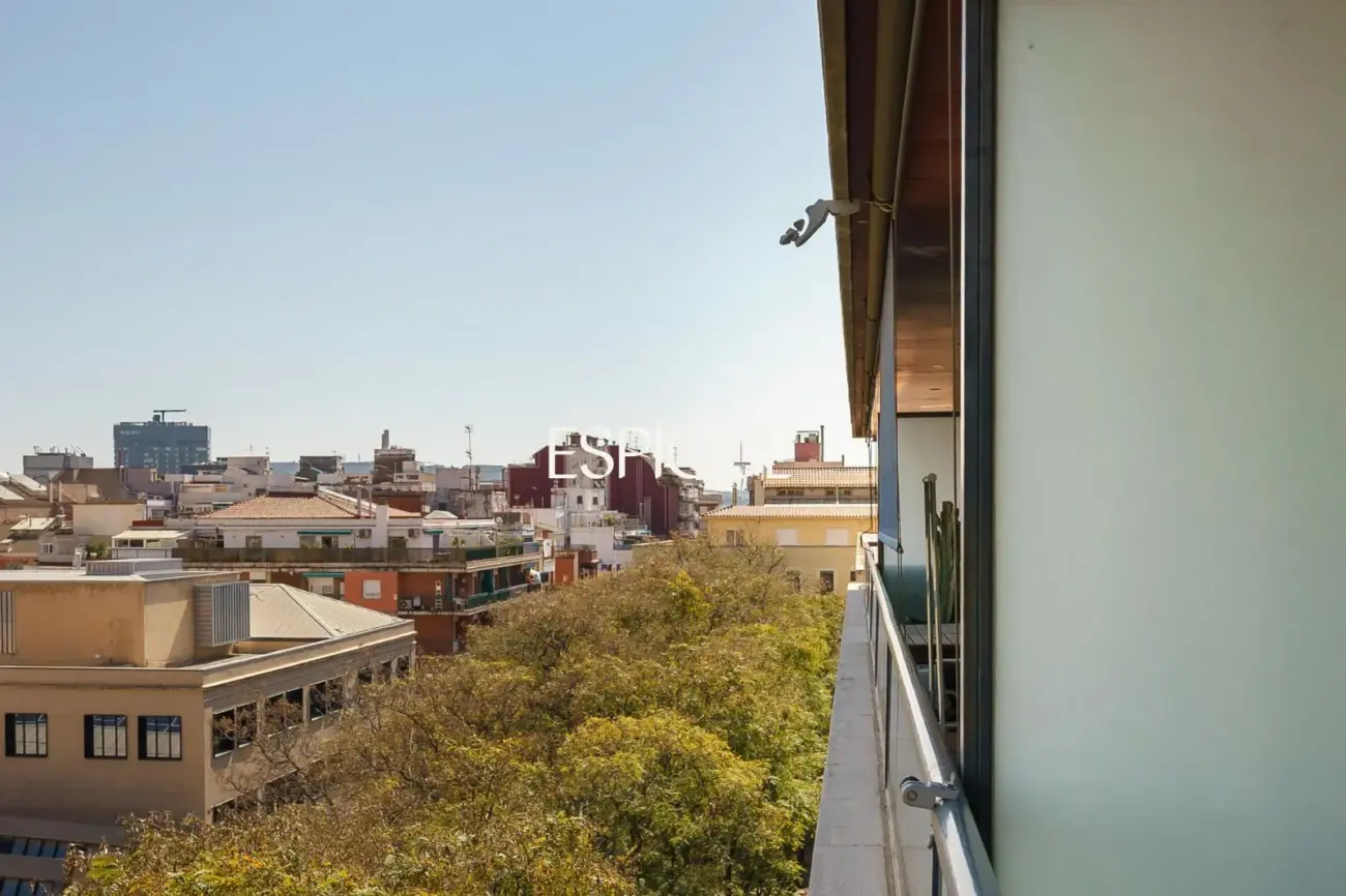 Vivienda larga estancia en el barrio de Les Corts, situada en una finca con zona comunitaria y piscina.
