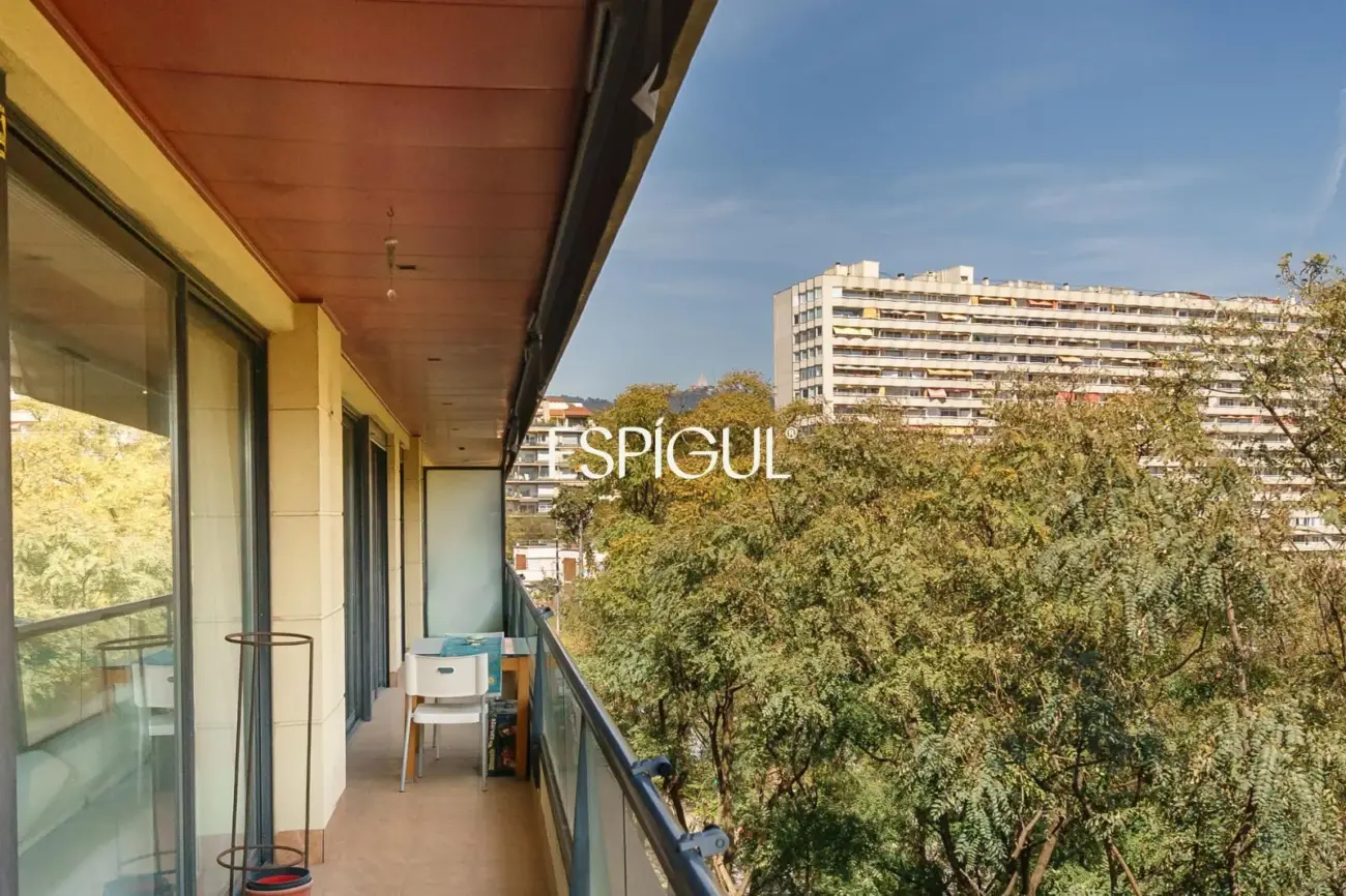 Vivienda larga estancia en el barrio de Les Corts, situada en una finca con zona comunitaria y piscina.