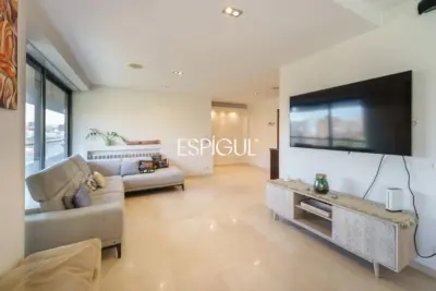 Vivienda larga estancia en el barrio de Les Corts, situada en una finca con zona comunitaria y piscina.