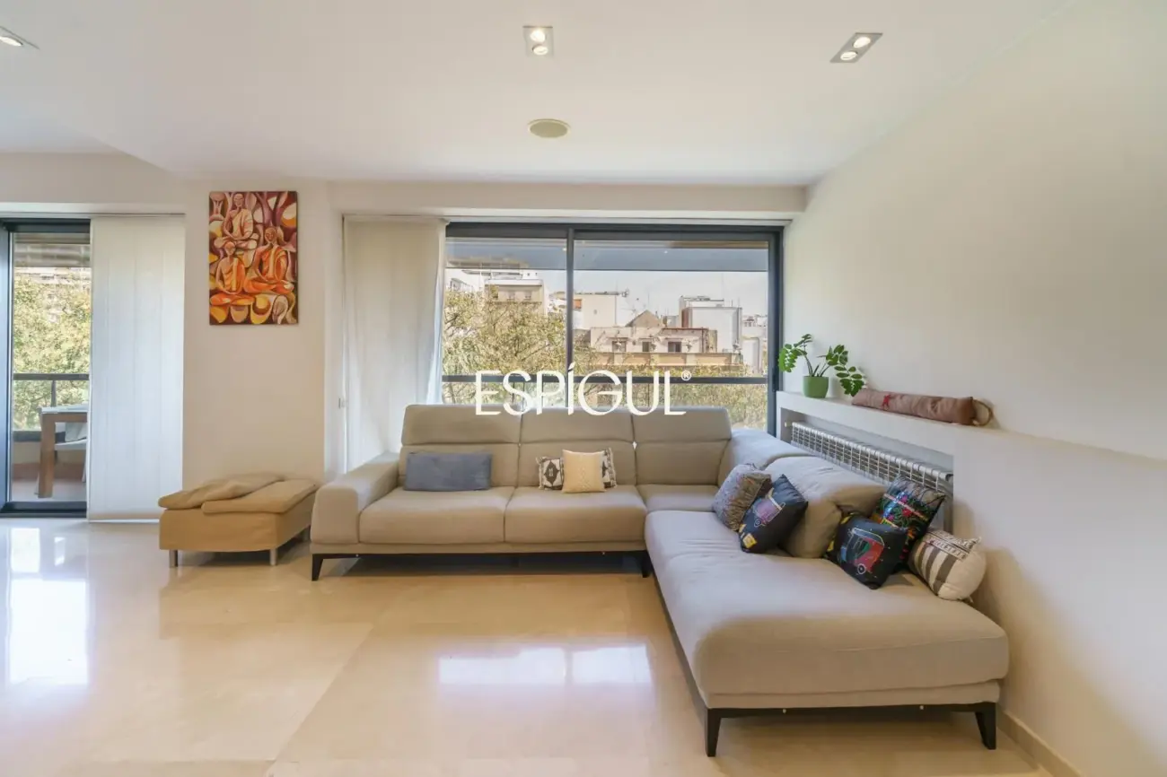 Vivienda larga estancia en el barrio de Les Corts, situada en una finca con zona comunitaria y piscina.