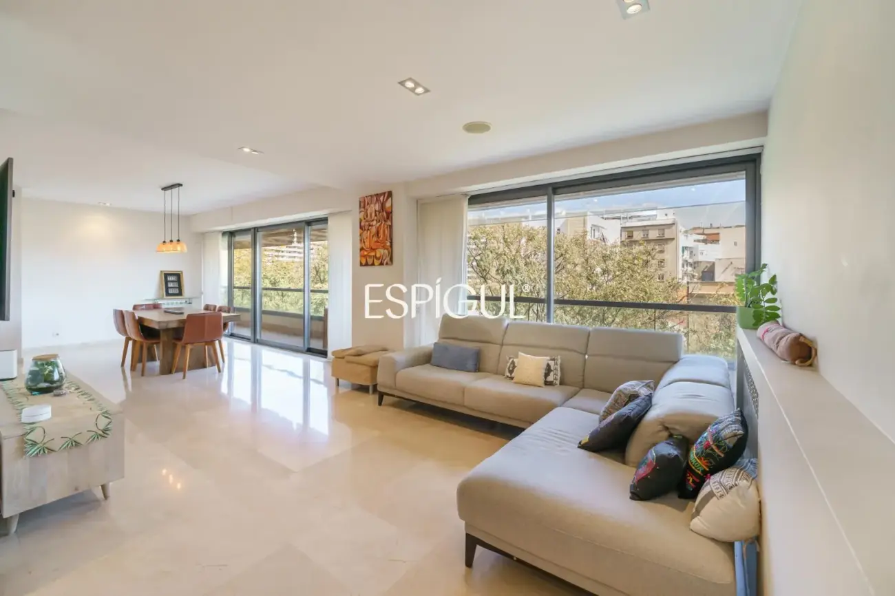 Vivienda larga estancia en el barrio de Les Corts, situada en una finca con zona comunitaria y piscina.