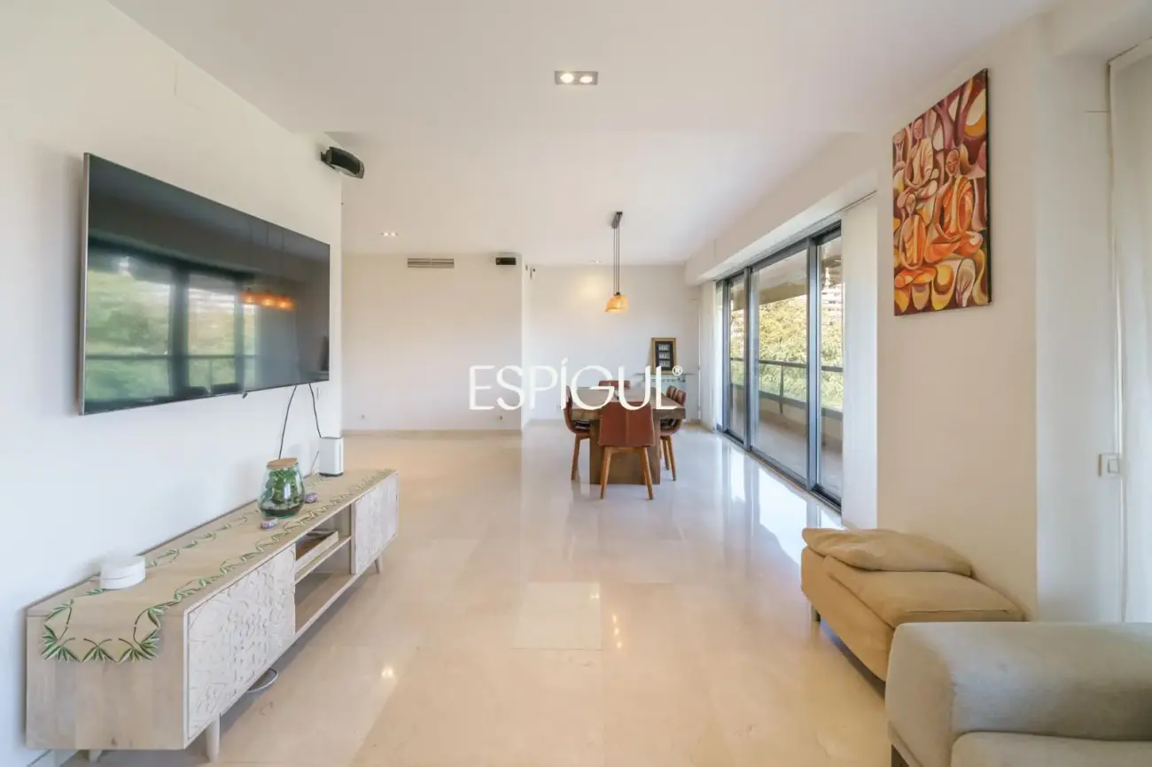 Vivienda larga estancia en el barrio de Les Corts, situada en una finca con zona comunitaria y piscina.