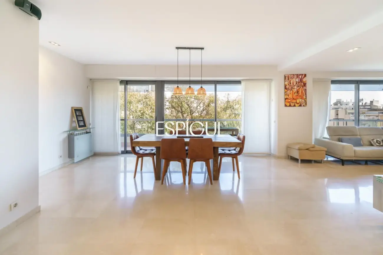 Vivienda larga estancia en el barrio de Les Corts, situada en una finca con zona comunitaria y piscina.