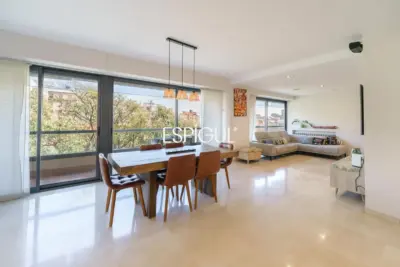 Vivienda larga estancia en el barrio de Les Corts, situada en una finca con zona comunitaria y piscina.