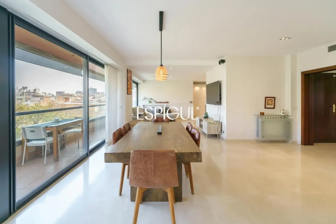 Vivienda larga estancia en el barrio de Les Corts, situada en una finca con zona comunitaria y piscina.