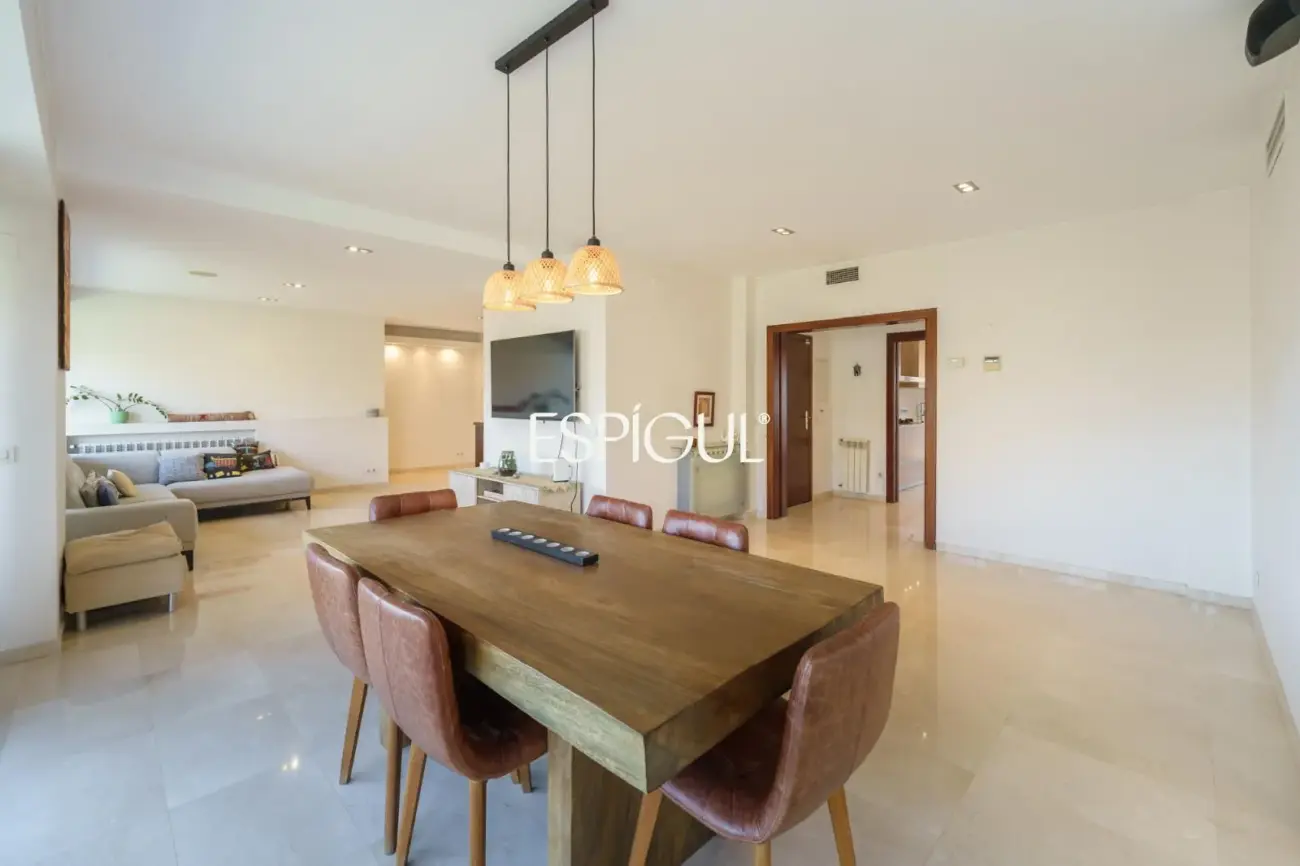 Vivienda larga estancia en el barrio de Les Corts, situada en una finca con zona comunitaria y piscina.