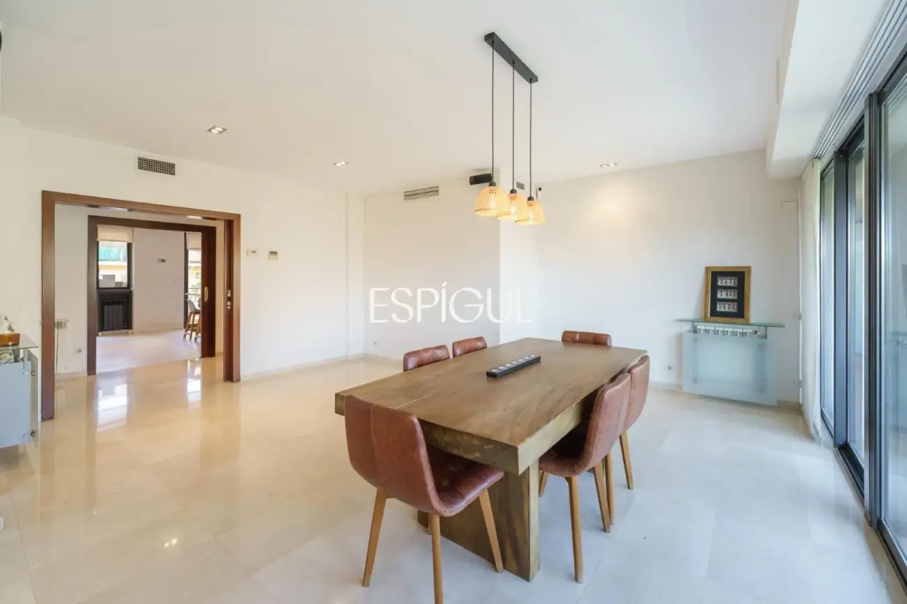 Vivienda larga estancia en el barrio de Les Corts, situada en una finca con zona comunitaria y piscina.