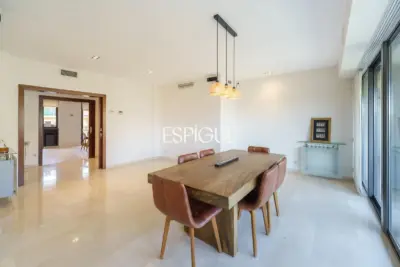 Vivienda larga estancia en el barrio de Les Corts, situada en una finca con zona comunitaria y piscina.