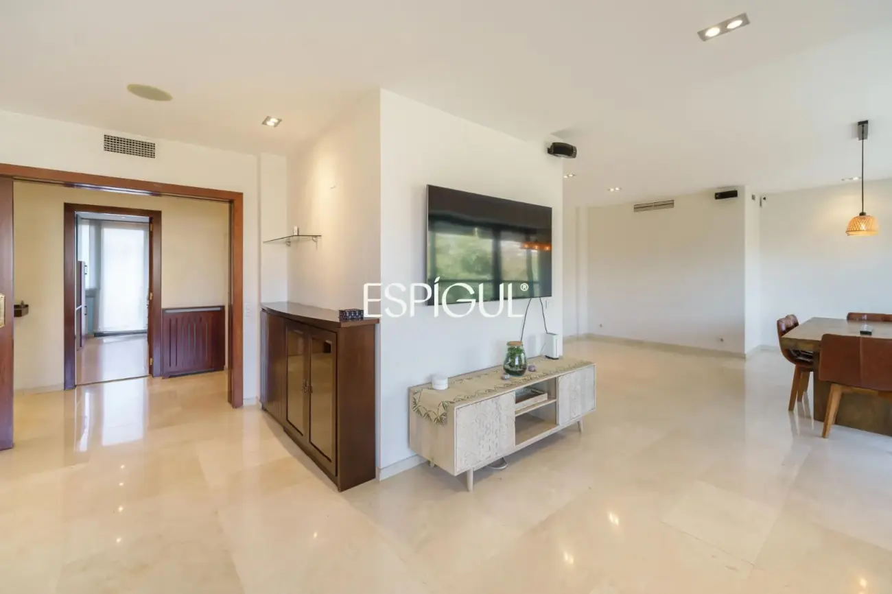 Vivienda larga estancia en el barrio de Les Corts, situada en una finca con zona comunitaria y piscina.