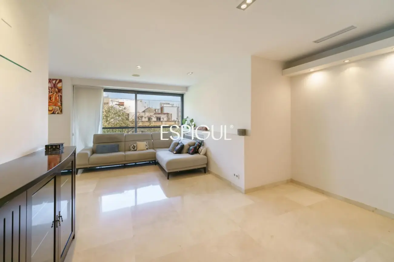 Vivienda larga estancia en el barrio de Les Corts, situada en una finca con zona comunitaria y piscina.