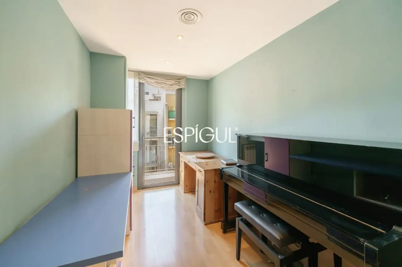 Vivienda larga estancia en el barrio de Les Corts, situada en una finca con zona comunitaria y piscina.