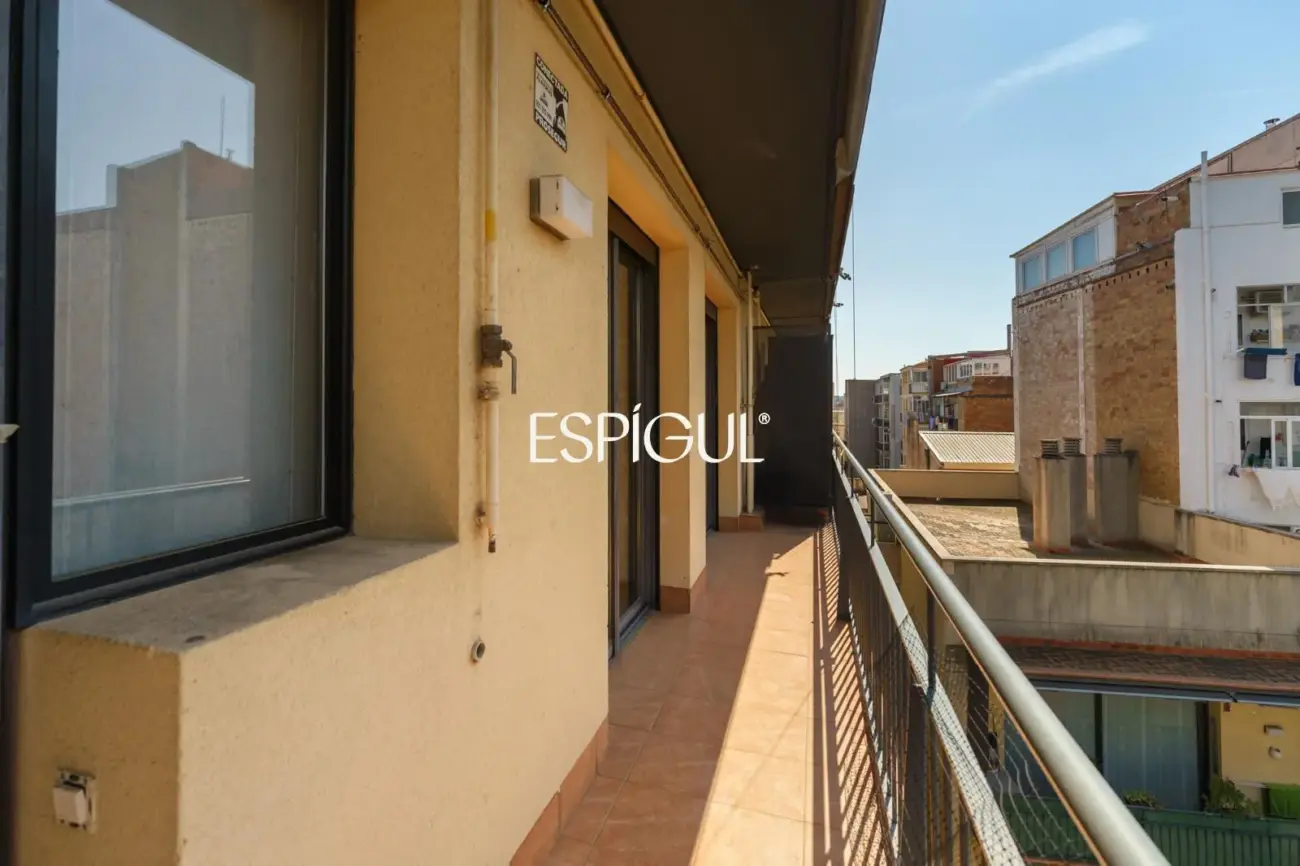 Vivienda larga estancia en el barrio de Les Corts, situada en una finca con zona comunitaria y piscina.