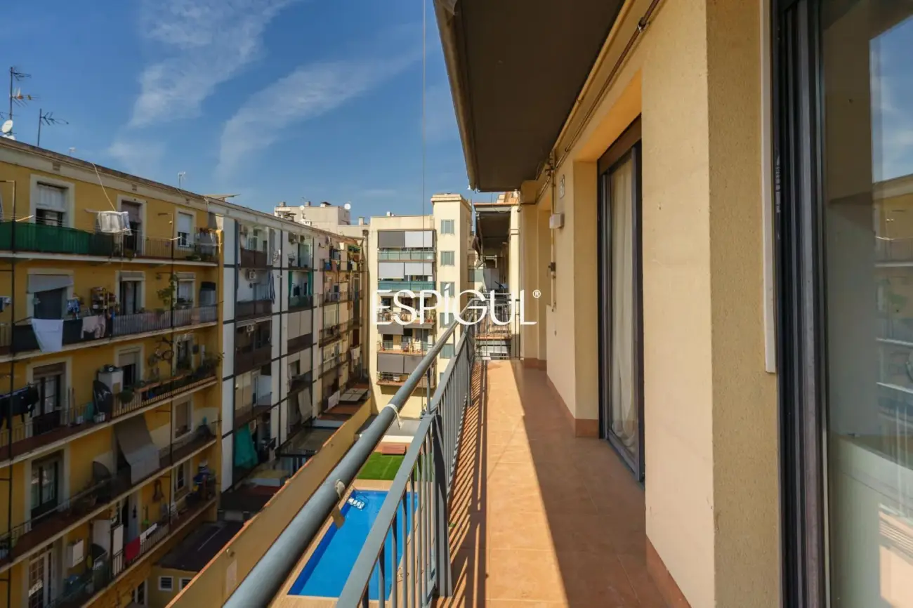 Vivienda larga estancia en el barrio de Les Corts, situada en una finca con zona comunitaria y piscina.
